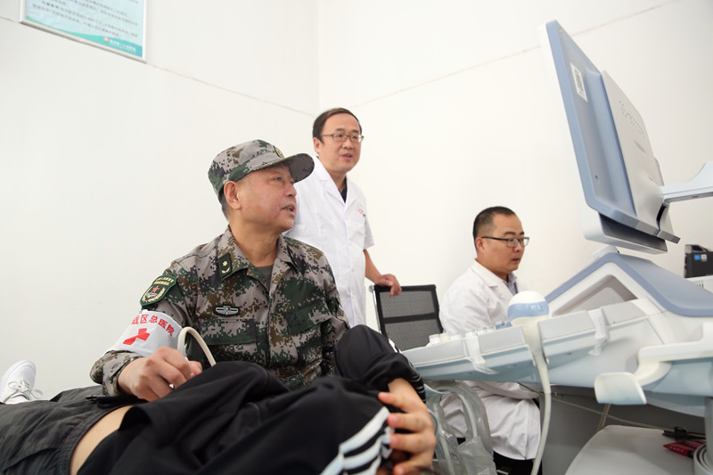 1、东部战区总医院超声诊断科主任、主任医师杨斌.jpg