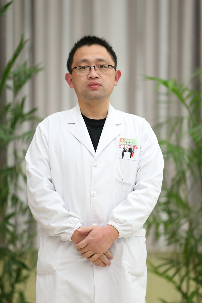王辉 副主任医师70.jpg
