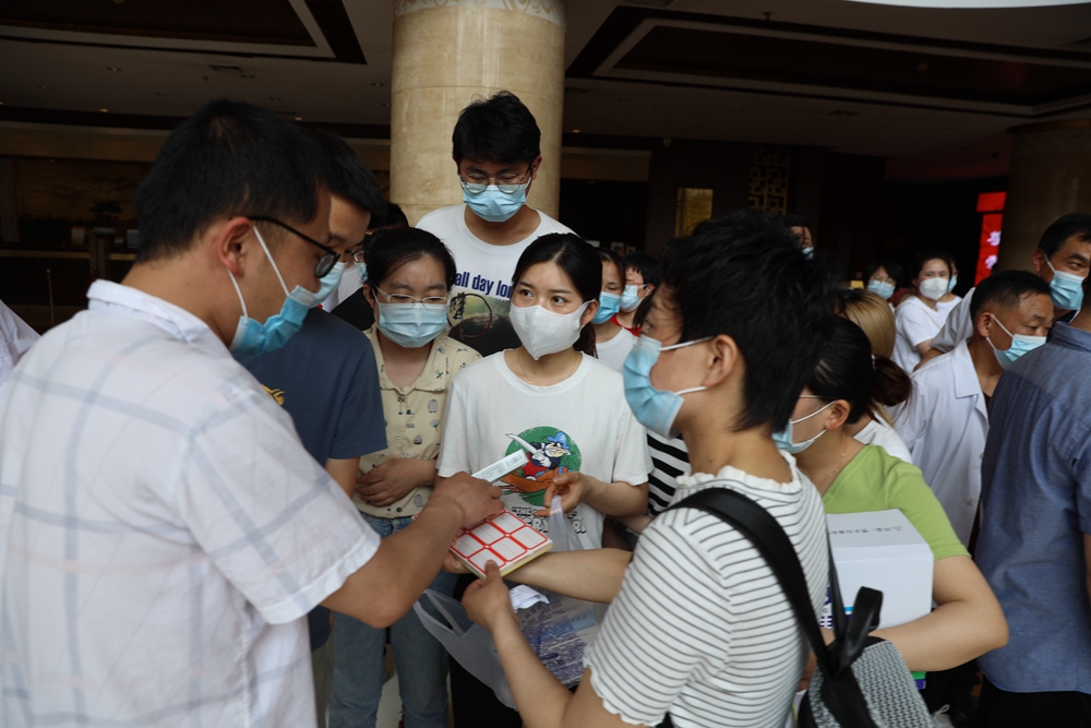 分发物资.jpg