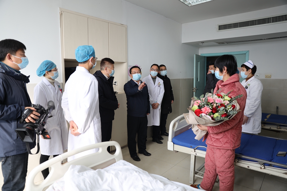 除夕！县委书记李煜到霍邱一院走访慰问 (2).jpg