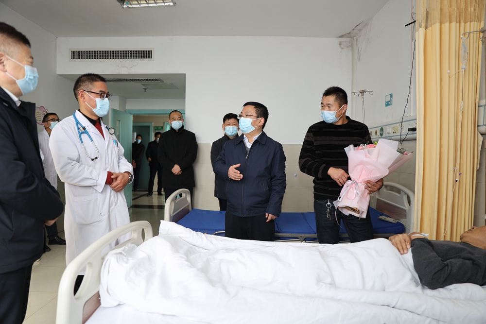 除夕！县委书记李煜到霍邱一院走访慰问 (5).jpg