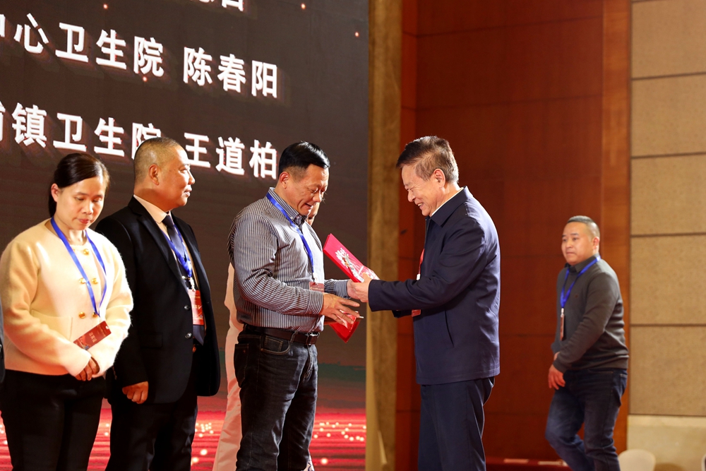 郑新权院长为获奖人员颁奖126.jpg