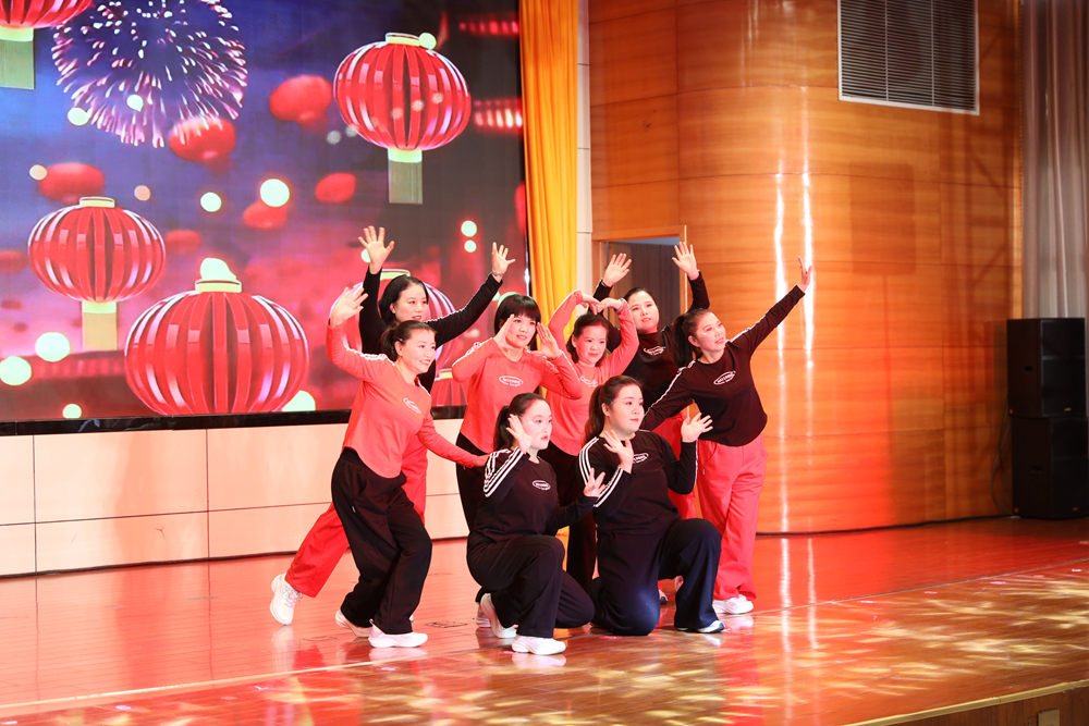 10舞蹈《新年快乐》副本.jpg
