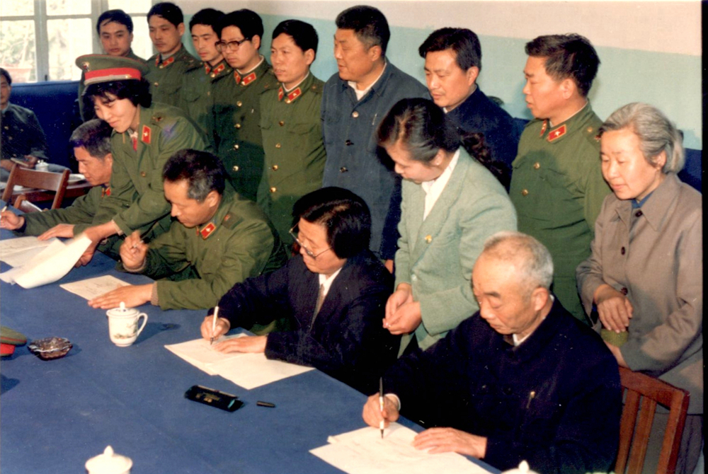 移交仪式签约现场（霍邱县人大原副主任 刘宏明 提供）副本.jpg