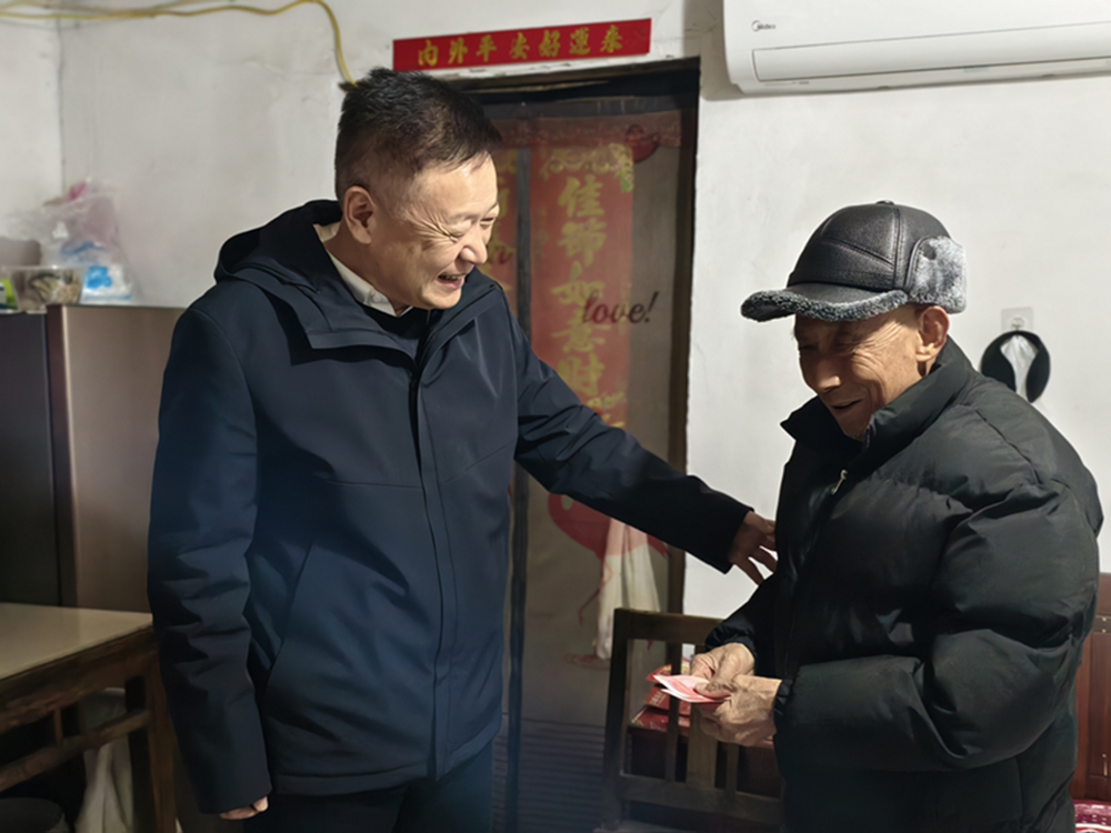 郑院长慰问.jpg
