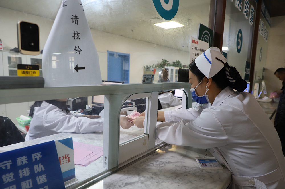 医者仁心守底线 巧退红包显医德