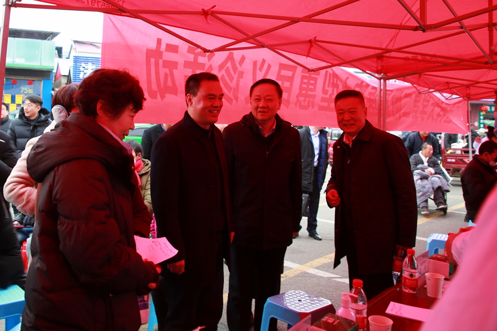 韦县长周书记义诊现场.jpg