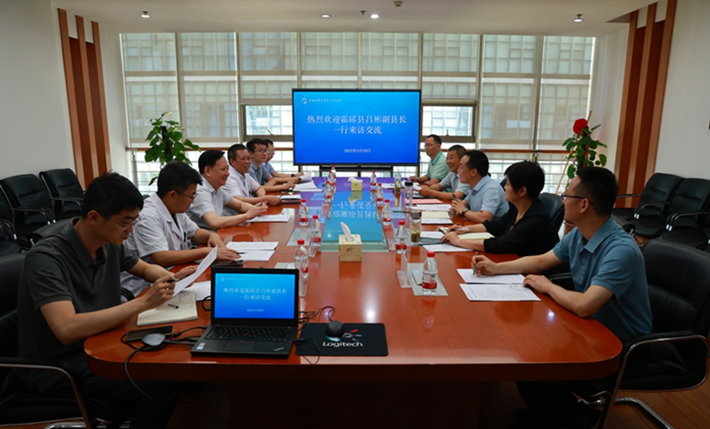 吕县长到二附院.jpg